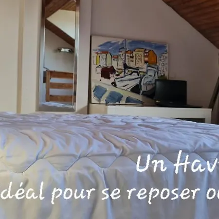 Le Cocon De La République: Tranquil Mezzanine With Southern Views *